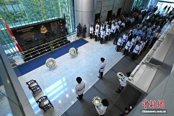 成都混团世界杯揭幕 默哀深切缅怀香港火灾罹难者 成都混团世界杯揭幕 默哀深切缅怀香港火灾罹难者